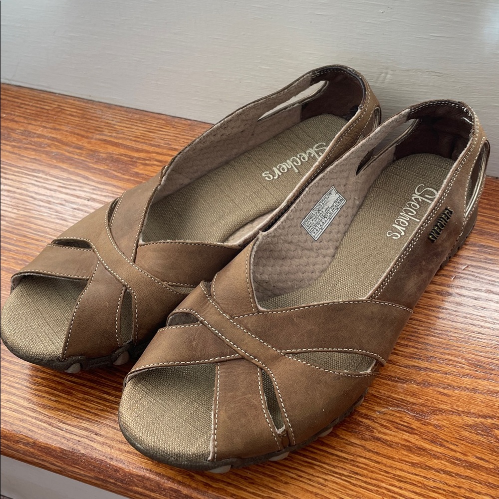 Skechers 7.5 Women's Leather Sandals with Nonskid sneaker soles light brown